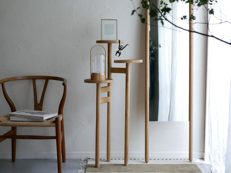 チーク無垢材を用いた3段式サンフラワーラタンステップトレイテーブル