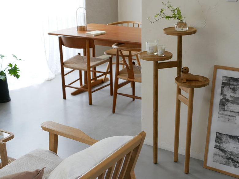 チーク無垢材を使用したサンフラワーラタンの三段ステップトレイテーブル