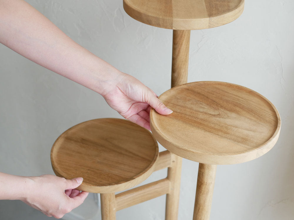 ナチュラル仕上げのチーク無垢材製三段式ステップトレイテーブル