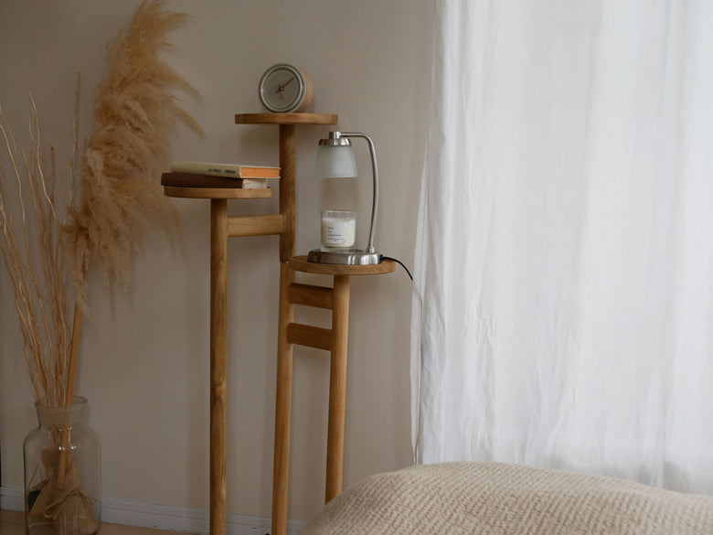 チーク木製のステップトレイテーブルに花鉢と観葉植物が飾られたナチュラルインテリア