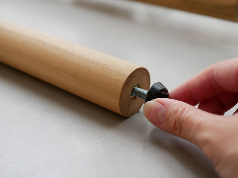 ナチュラルなチーク無垢材で作られたサンフラワーラタンのステップトレイテーブル。高さ100cmまで調節可能な3段式トレイが特徴的なデザインです。