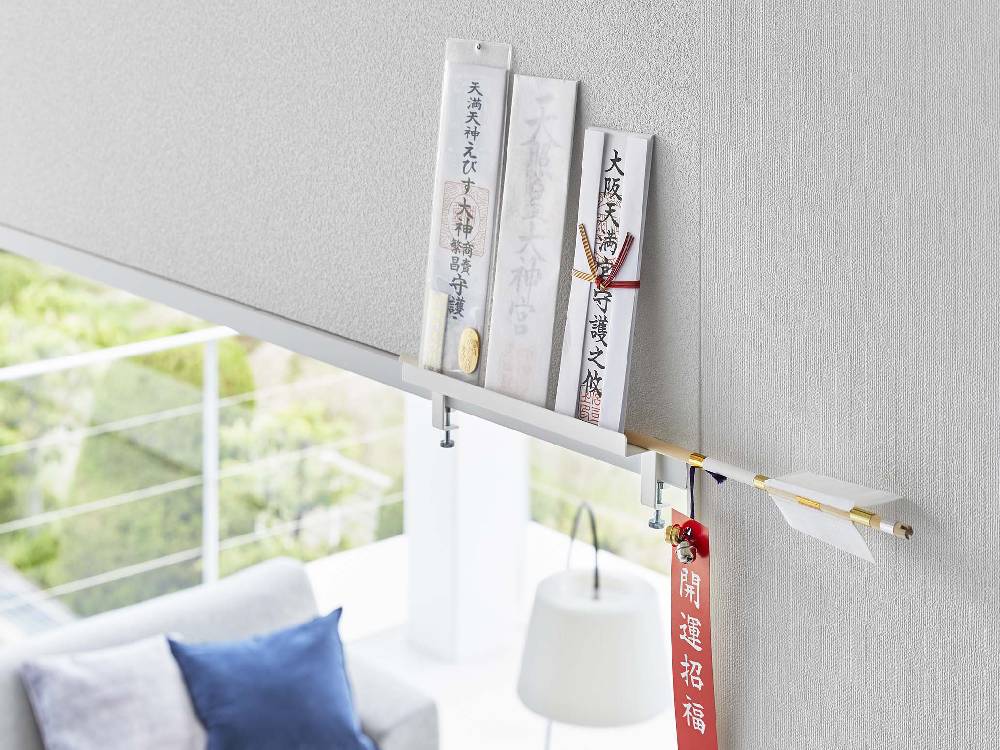 towerブランドの鴨居上神札スタンドが木製の鴨居に取り付けられている様子