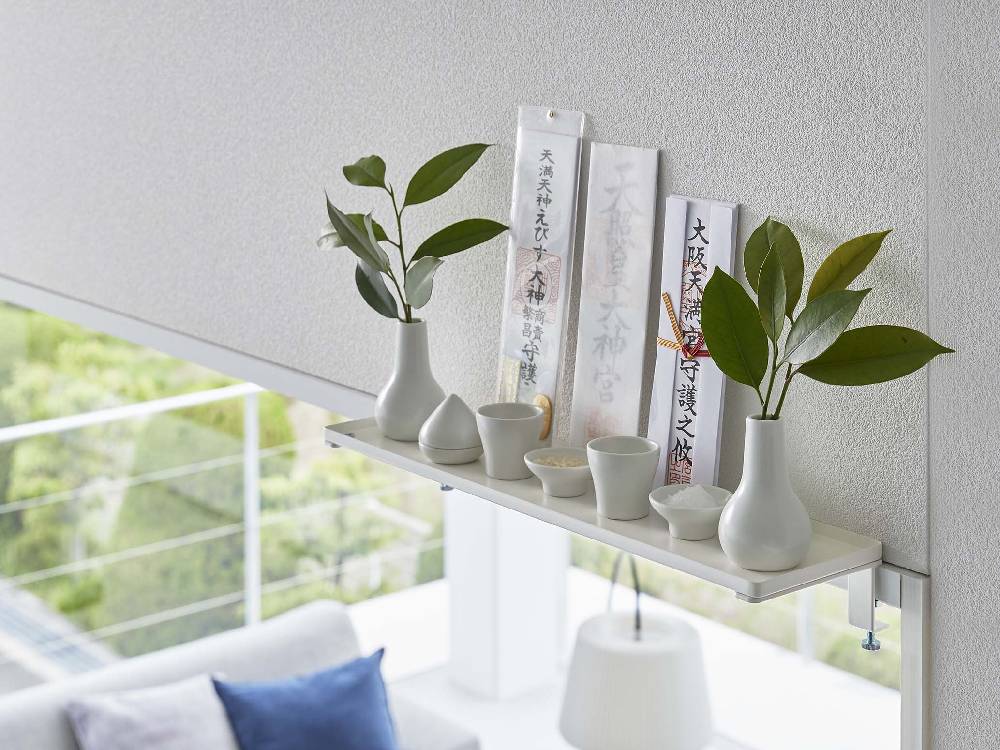 タワー【鴨居上】神棚がリビングルームのインテリアとして、花鉢やランプと共に配置されている様子