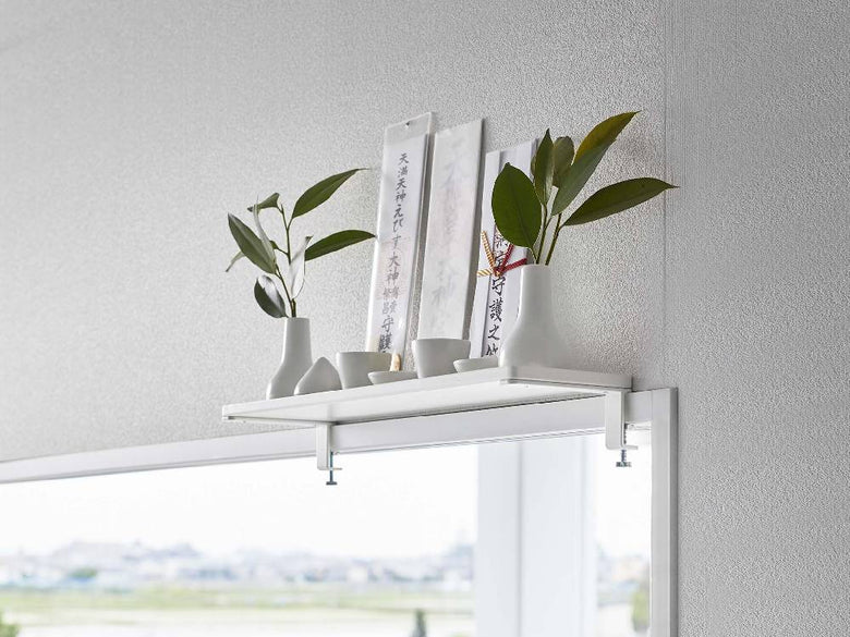 towerブランドの幅45cm鴨居上神棚。スチール製で木製鴨居に取り付け可能、花瓶や鉢植えのゼラニウムを飾る配置