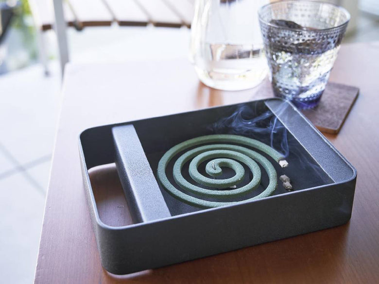 スチール製ハンドル付き蚊取り線香スタンド「tower」、ステンレスハンガーとシンプルなデザイン