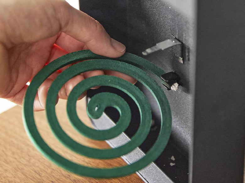 幅14cm、高さ20cmのスチール製ハンドル付き蚊取り線香スタンド。螺旋形の蚊取り線香をセットできるデザイン。