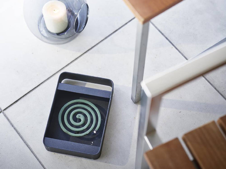 ハンドル付きタワー型蚊取り線香スタンド。スチールとステンレス製で四つのクッションが付属