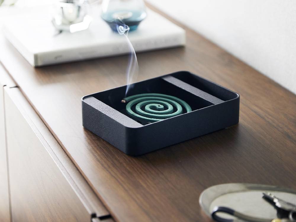 ハンドル付きスチール製蚊取り線香スタンド。高さ20cmの銀色タワーデザインで家庭用に適しています。