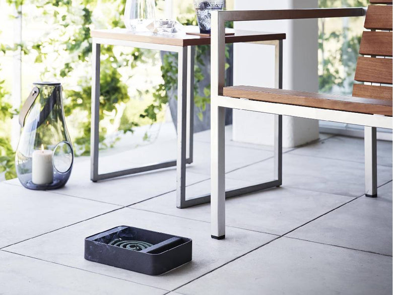 ハンドル付きタワー型蚊取り線香スタンド。スチールとステンレス製で、幅14cm、高さ20cmのデザイン。