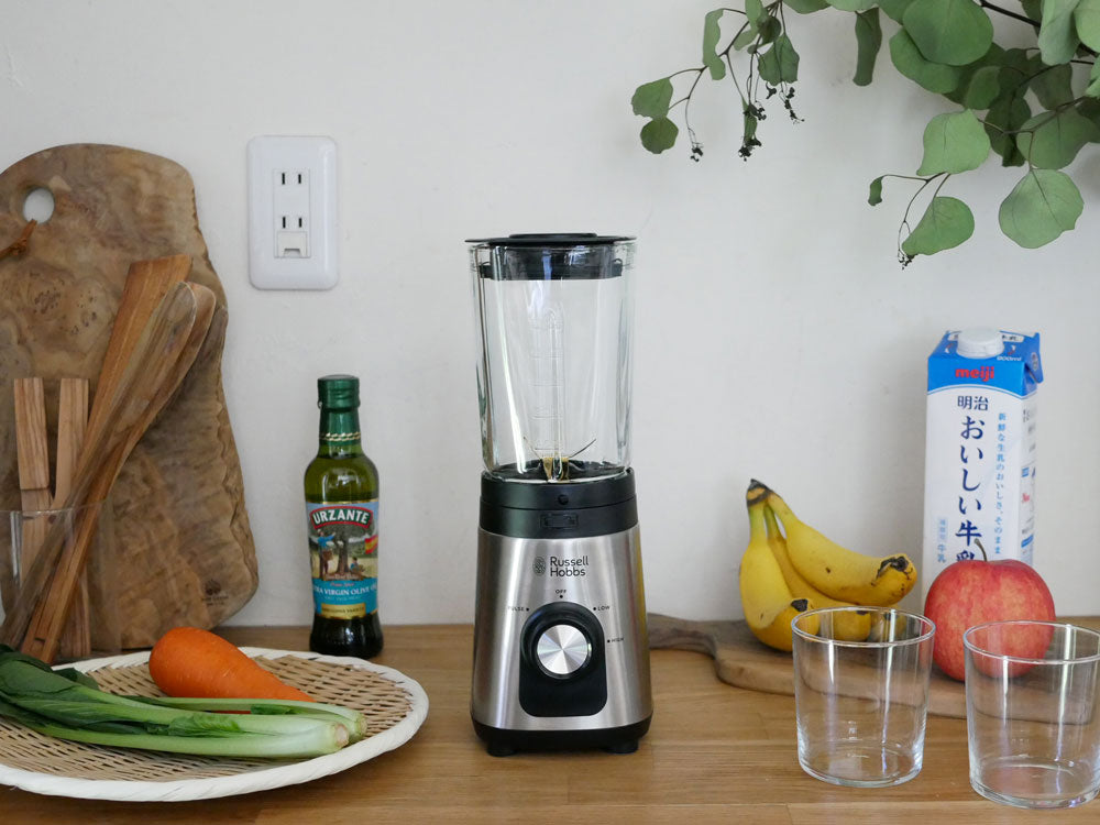 ラッセルホブス ベーシックブレンダーと新鮮な野菜や果物がキッチンの調理台に並べられている様子