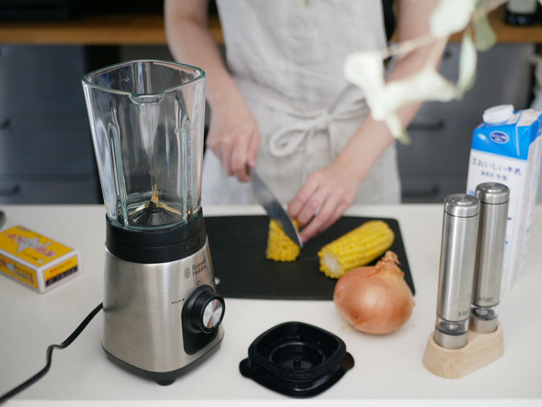 Russell Hobbs ベーシックブレンダーで新鮮な果物と野菜をブレンドしている様子