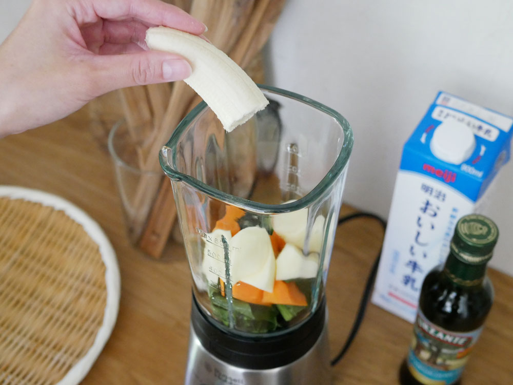 Russell Hobbsのベーシックブレンダーと新鮮な野菜、調理器具がキッチンに並べられた様子