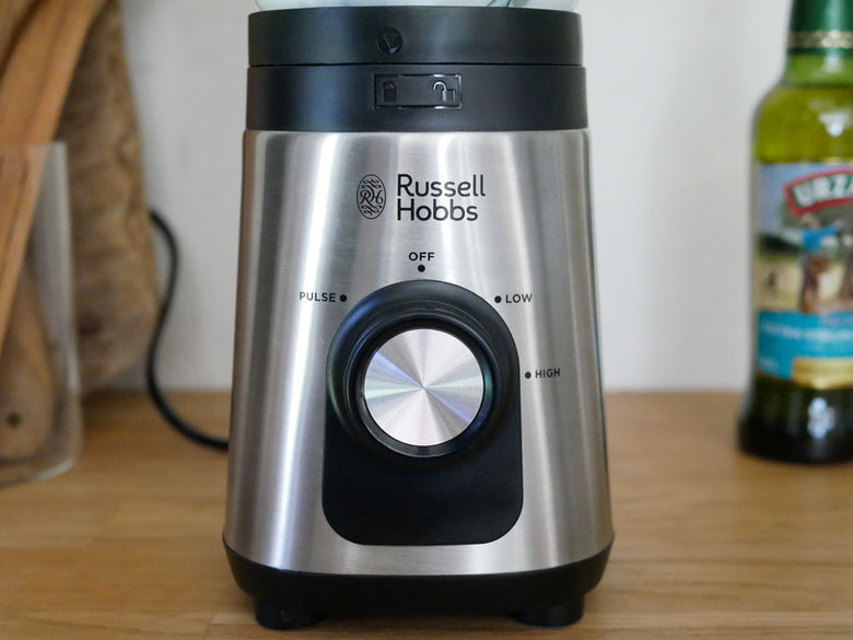Russell Hobbs ベーシックブレンダーと新鮮な野菜や果物、調味料が並ぶキッチンの様子