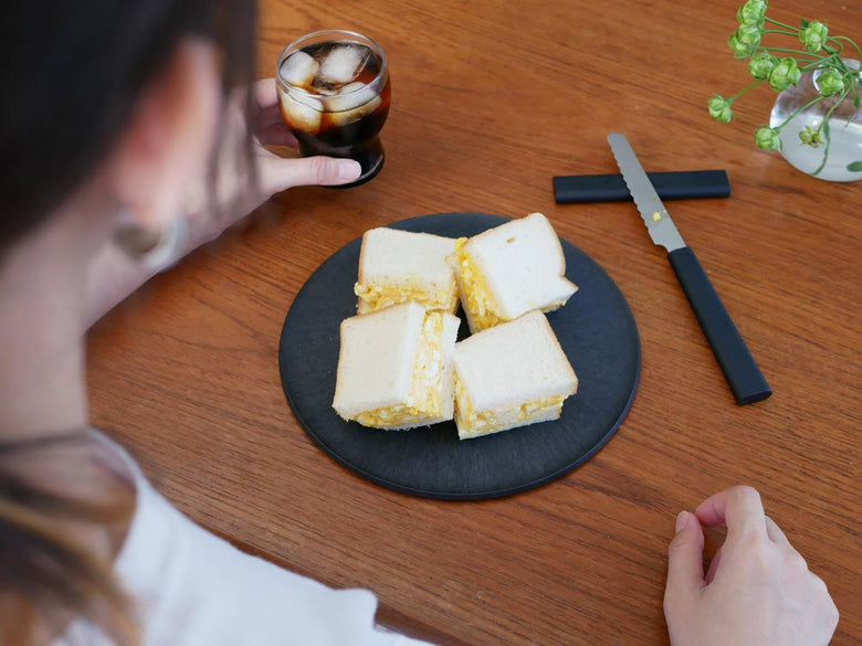 チョップレートまな板皿に盛り付けられたケーキやチーズを含むデザートとフィンガーフード。