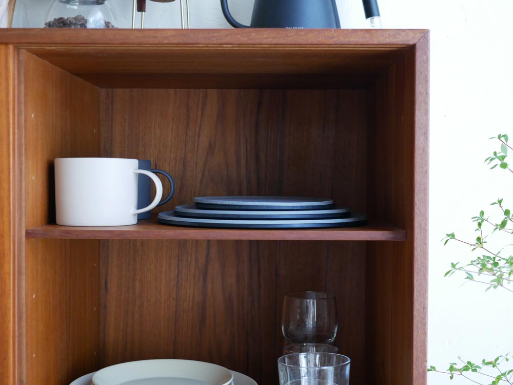 木製棚に並んだ日本製SPS樹脂製チョップレートのまな板兼用お皿