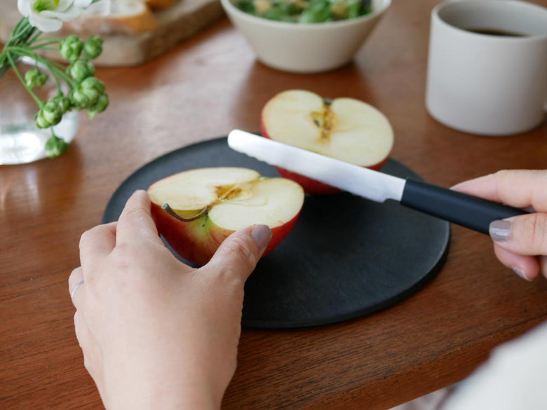 リンゴが載ったまな板として使用できるCHOPLATEのお皿