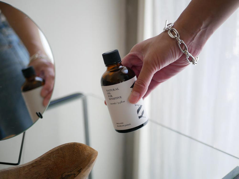 WRAY/レイのナチュラルインティメットウォッシュ200mLとナチュラルオイルフォーセンシティブ100mLのガラスボトル