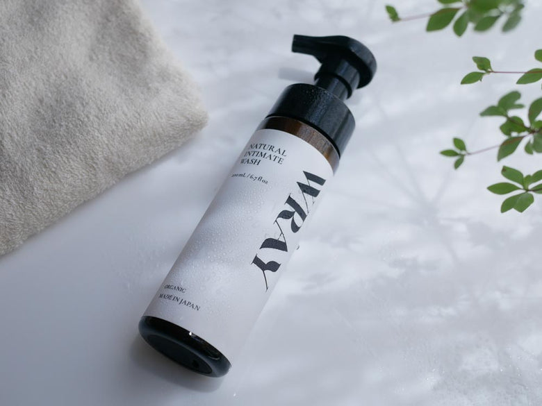 WRAYのナチュラルインティメイトウォッシュとナチュラルオイルフォーセンシティブのスキンケアボトルが並んでいる画像