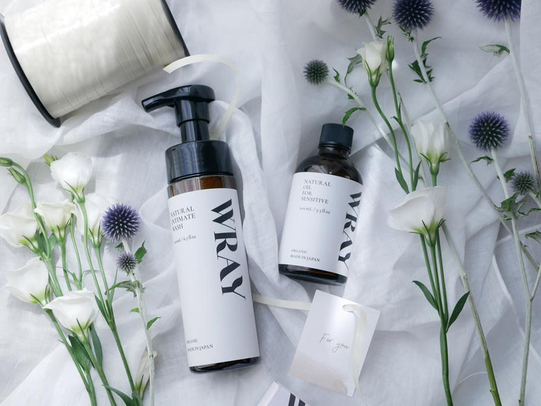 WRAYのナチュラルインティメイトウォッシュとナチュラルオイルフォーセンシティブが入ったデザイン性の高いガラスボトル