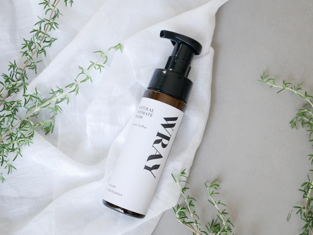 【WRAY/レイ】ナチュラルインティメイトウォッシュ200mLのガラスボトル。オーガニック成分配合のデリケートゾーン用パーソナルケア製品