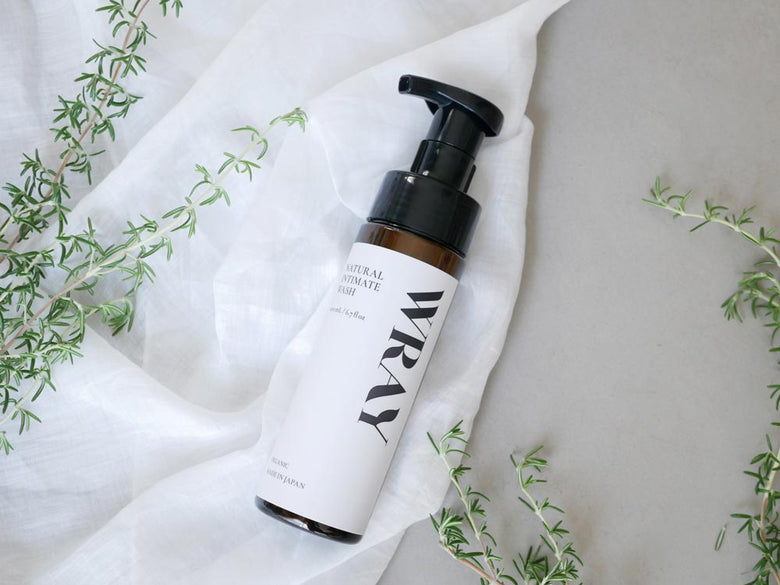 【WRAY/レイ】ナチュラルインティメイトウォッシュ200mLのガラスボトル。オーガニック成分配合のデリケートゾーン用パーソナルケア製品