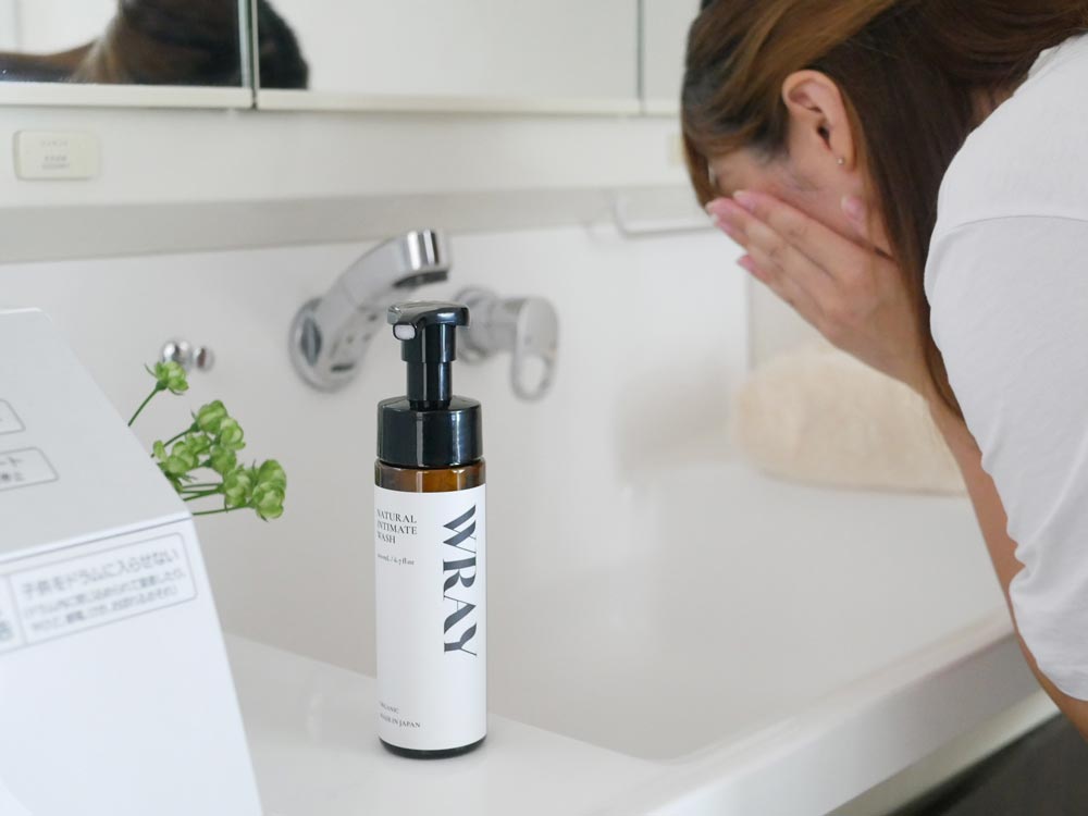 【WRAY/レイ】ナチュラルインティメイトウォッシュとナチュラルオイルフォーセンシティブの化粧品ボトルが並んだ画像