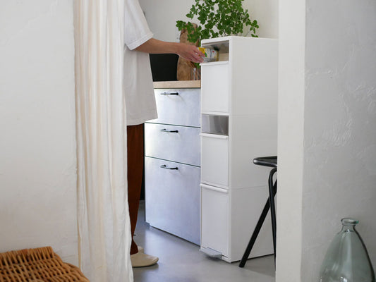 like-itスイングパネルダストボックス2段タイプ。白色のキャビネット型で上段がスイングユニット、下段にペダル式引き出しが付いている