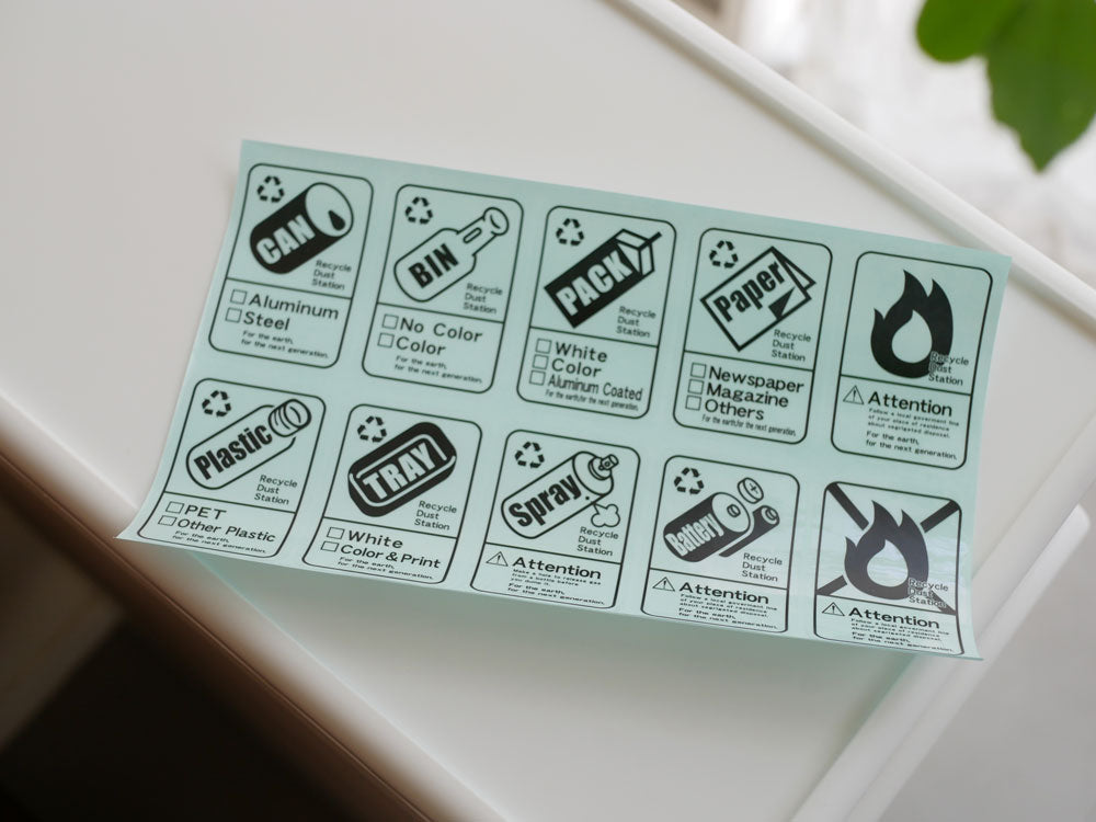 like-itライクイットのスイングパネルダストボックス白色2段モデルの写真。上段にスイングユニット、下段にペダルユニットが配置され、分別ステッカーが貼られています。