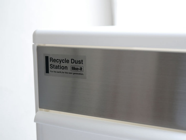 【like-it/ライクイット】白色のプラスチック製スイングパネルダストボックス。上段にスイングユニット、下段にペダルユニットを備えた2段構造で、清潔感のあるデザインが特徴です。