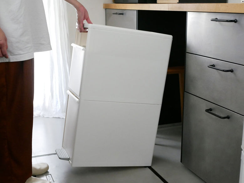 キッチンキャビネット内に設置された灰色のライクイット2段スイングパネルダストボックス