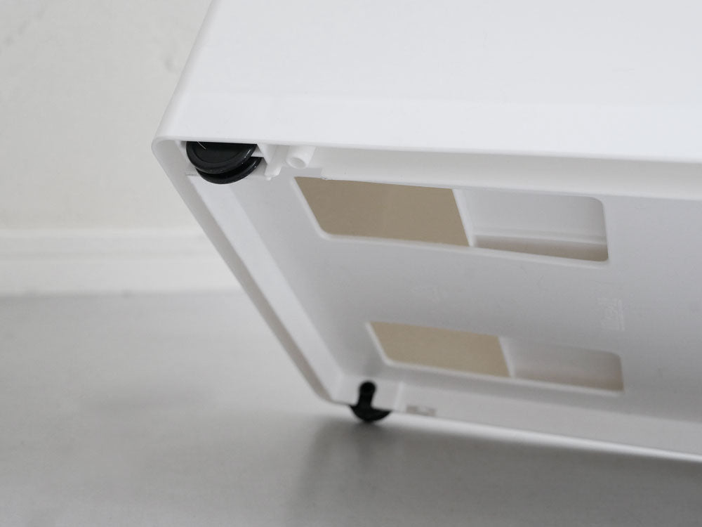 ライクイット スイングパネルダストボックスの二段タイプ白色モデル。上段はスイングユニット、下段はペダルユニットで分別ステッカー付き。