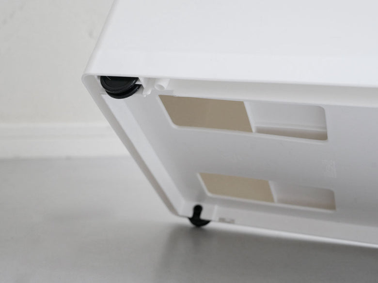 ライクイット スイングパネルダストボックスの二段タイプ白色モデル。上段はスイングユニット、下段はペダルユニットで分別ステッカー付き。