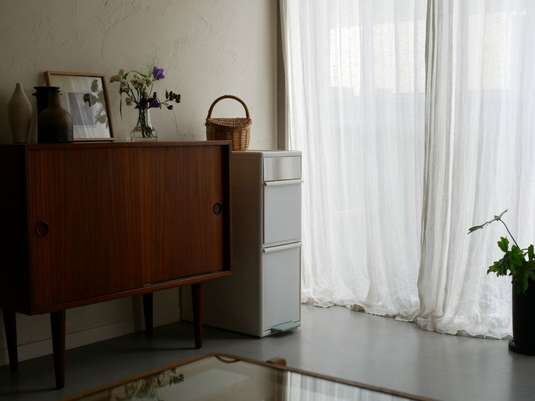 like-itライクイットの2段スイングパネルダストボックスが木製床とキャビネット、家具と調和したインテリアに配置されている