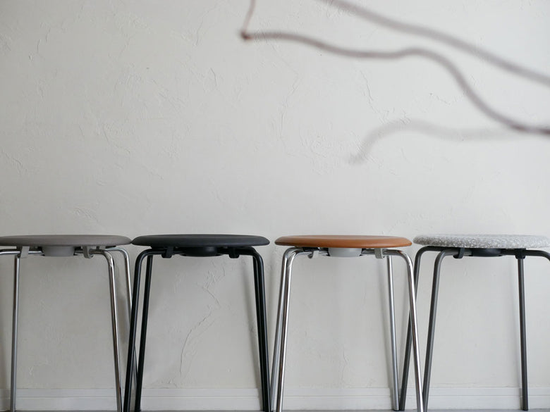 フリッツ・ハンセン製アルネ・ヤコブセンデザインのDOTスツール。グレーとシルバーのスチールベースにウォルナット木材を使用したモダンなスタイルのスツール