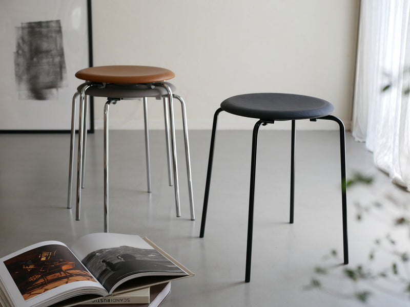 フリッツ・ハンセンのDOTスツールが木目調のフローリング上に配置され、周囲にテーブルやチェアがあるインテリアシーン