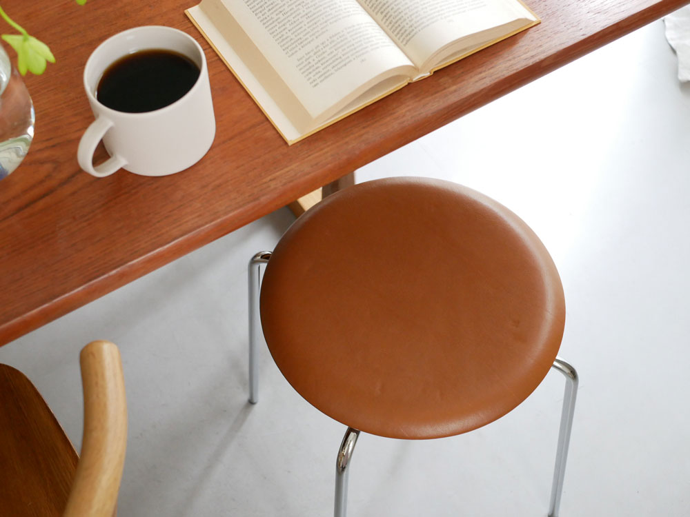 フリッツ・ハンセンのDOTスツールと木製テーブルが配置されたモダンなインテリア