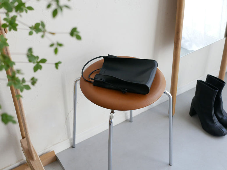 フリッツ・ハンセンのDOTスツール、ワイルドレザーシートとクローム仕上げのスチールパイプベースを備えたモダンな木製デザインスツール