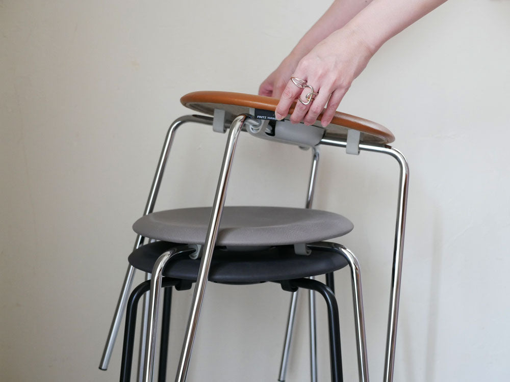 FRITZ・ハンセンのアルネ・ヤコブセンデザインDOTスツール、ウォルナット仕上げのスタイリッシュなバー用椅子