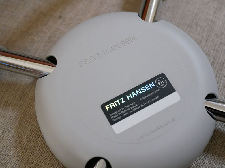 フリッツ・ハンセンのDOTスツール、銀色アルミニウム製フレームとプラスチックシートを持つモダンなデザインのスタイリッシュなスツール