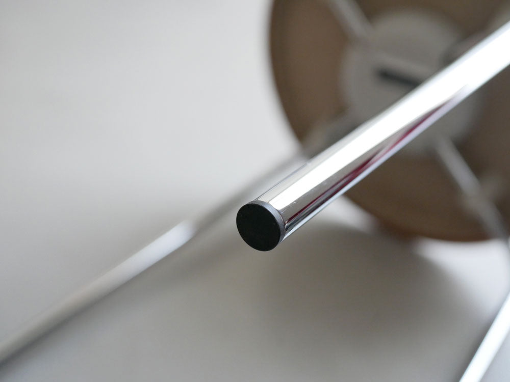 フリッツ・ハンセン DOTスツールのクローム仕上げスチールパイプ脚部とレザーシートが写った写真