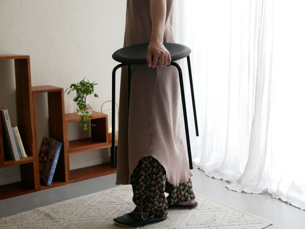 ポーランド製アルネ・ヤコブセンデザインのFRITZ HANSEN DOTスツールが木製フローリング上に設置されている写真