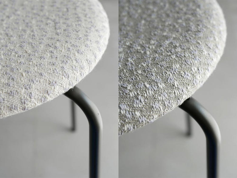 フリッツ・ハンセン製DOTスツールのシルバーカラー画像。クローム仕上げのスチールパイプベースとワイルドレザーシートを備えた高さ46cmのスタイリッシュなスツール