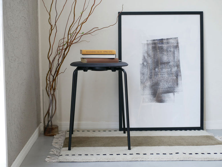 フリッツ・ハンセンのDOTスツール、グレーの木製シートと金属フレームを備えたモダンな椅子