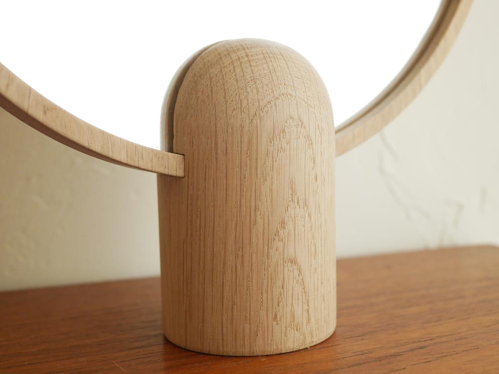 フリッツ・ハンセンのSkagerak Ainoミラー。オーク材を使用した自然な木製フレームとミラーが調和したデザイン。