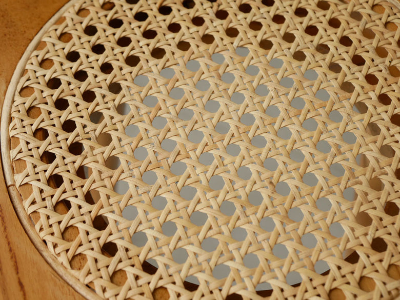 天然素材のチーク材とラタンで作られたオーバル型ラタンスツール