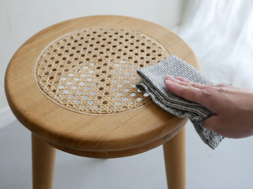 インドネシア製サンフラワーラタンラタンスツール、チーク材とラタンを使用したナチュラルなデザインの椅子