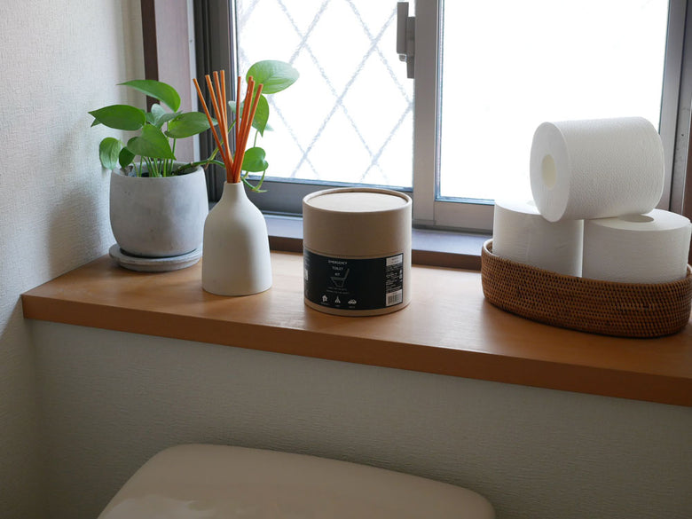 東洋ケースの防災用ダンボール製簡易トイレキットと付属の抗菌凝固剤および排泄袋のセット