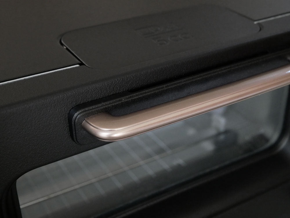 BALMUDA（バルミューダ）The Toaster Proがキッチンカウンター上に配置されている様子。スタイリッシュなデザインのトースターが家庭用電化製品として映し出されています。