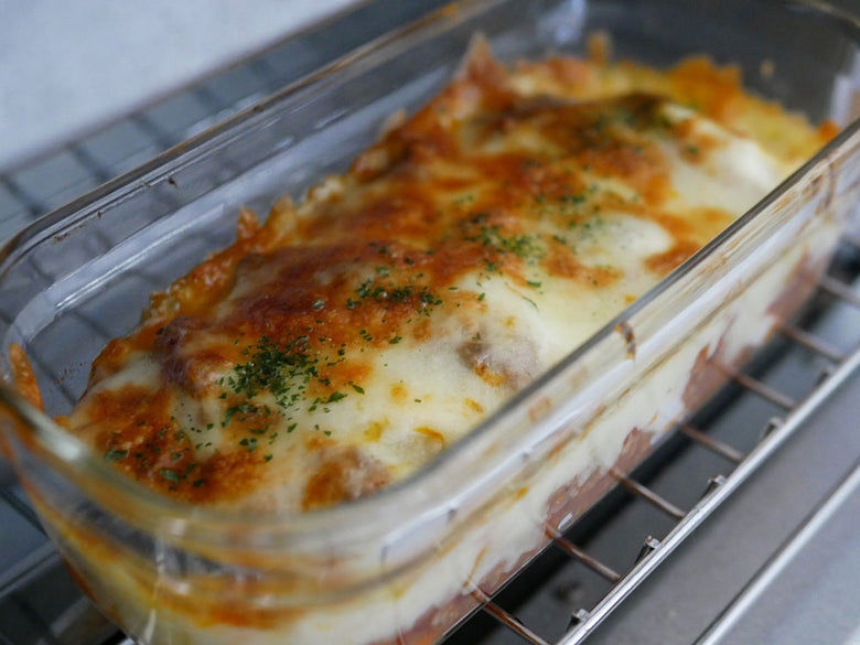 ラザニアやグラタンなどのコンフォートフードが並ぶ料理写真