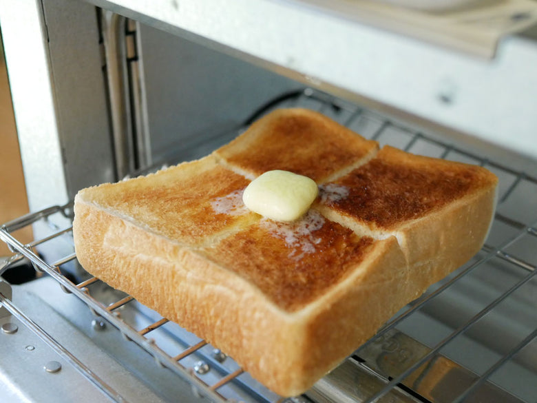 バルミューダ The Toaster Proと焼きたてのパンや食材が並ぶキッチンの様子